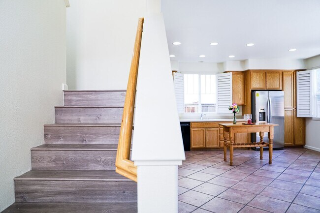 Building Photo - Beautiful and Spacious Home with Three Bedrooms Amazing Loft & Bonus Room!