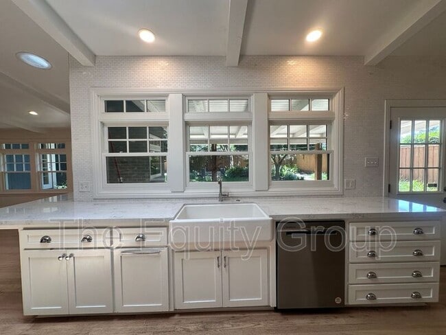 Building Photo - 1531 W Laurel Ave