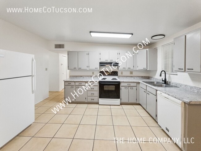 Building Photo - 1446 E Iowa Dr