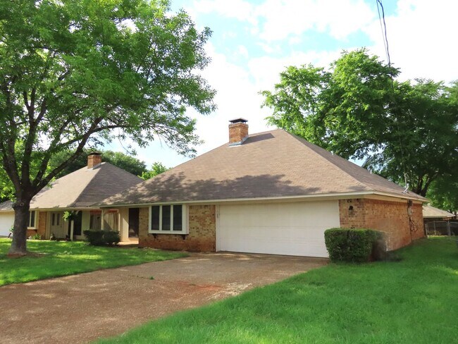 Building Photo - Whitehouse ISD-Beautiful 3 Bedroom, 2 Bath Home w/Garage!