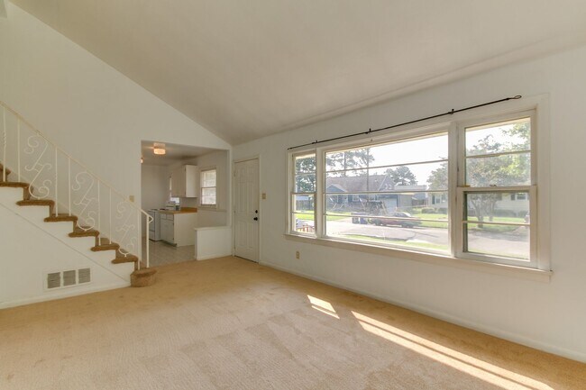 Building Photo - Welcome To Vintage Split-Level Living!