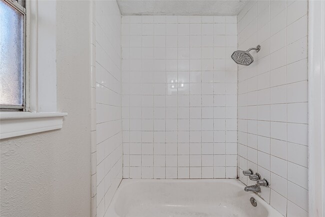 Building Photo - 2021 Kingsdale Dr