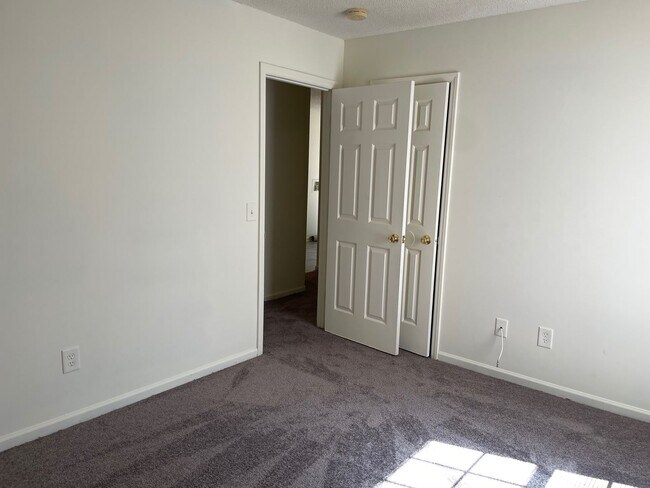 Building Photo - 1305