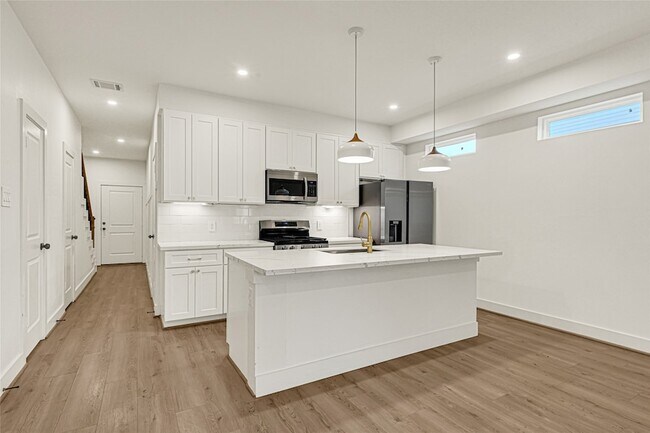 Building Photo - 1405 E 33rd St