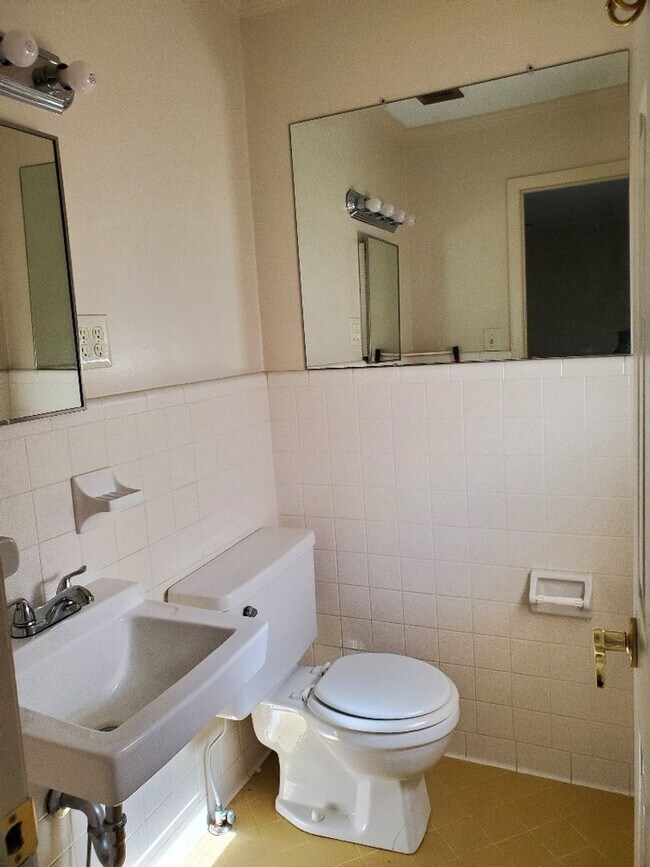 Building Photo - Cozy Home