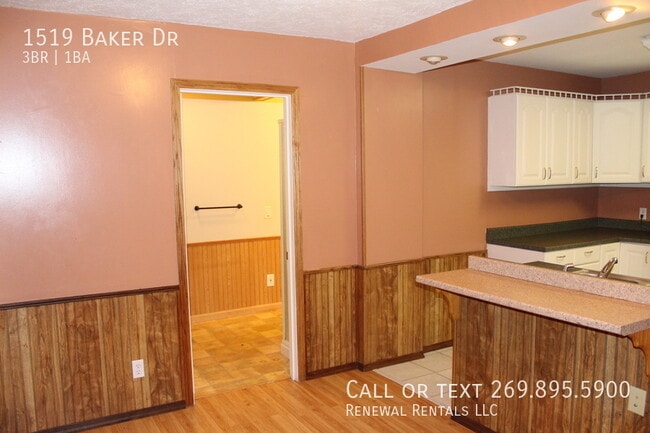 Building Photo - 1519 Baker Dr