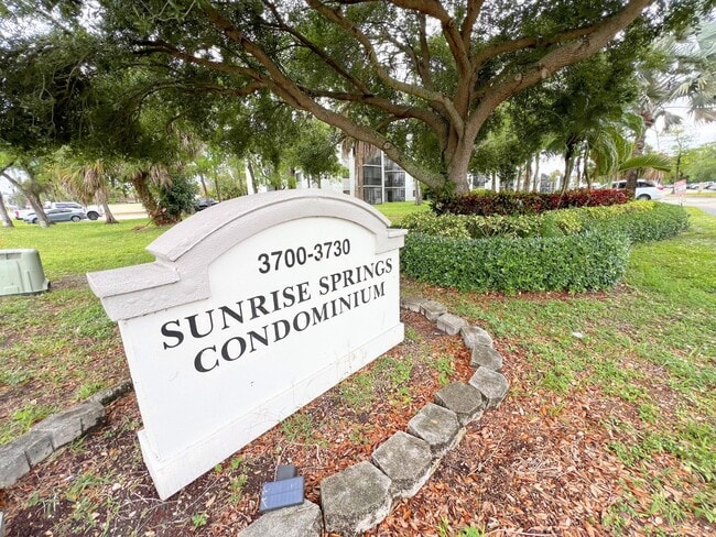 Building Photo - 3700 N Pine Island Rd