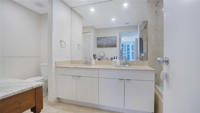 Building Photo - 801 Brickell Key Blvd