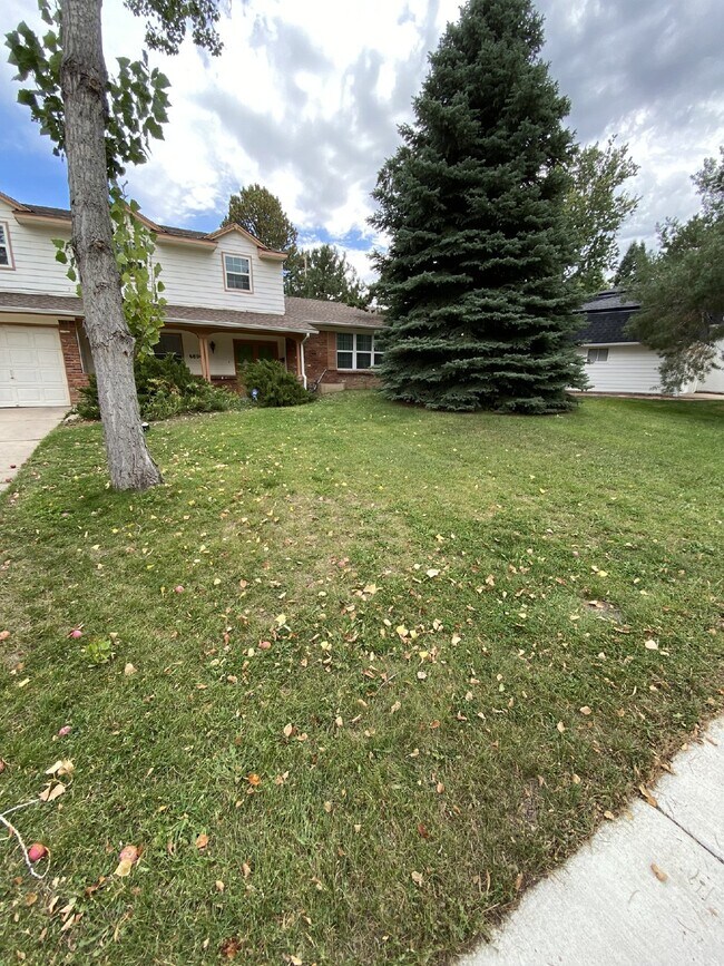 Building Photo - Don't miss out on this 5 bed 2.5 bath hous...