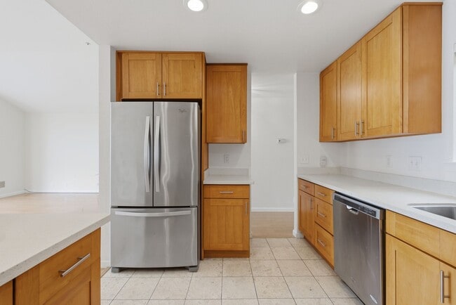 Building Photo - Top-Floor 3BR in Duplex Near BART | Vaulted Ceilings | In-Unit Laundry | Garage Parking
