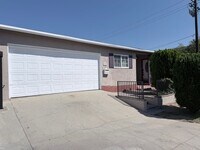 Building Photo - Charming 3BR / 2BA house in Altadena, located on a spacious corner lot in West Altadena.