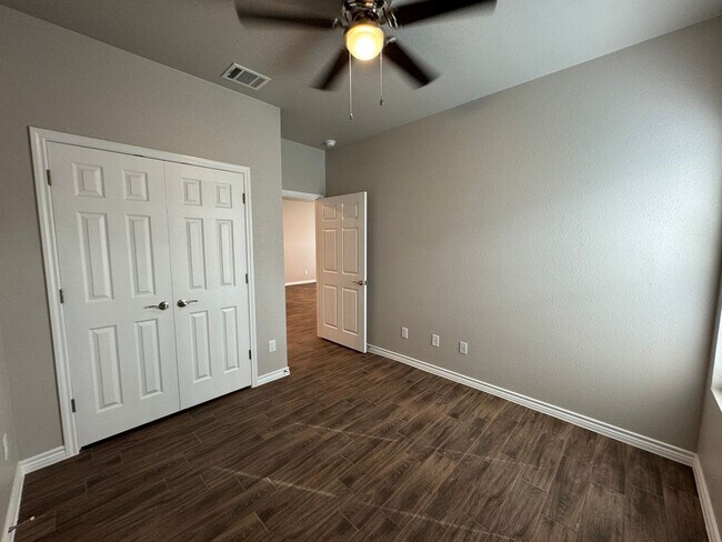 Building Photo - 5403 Rose Gdn Lp