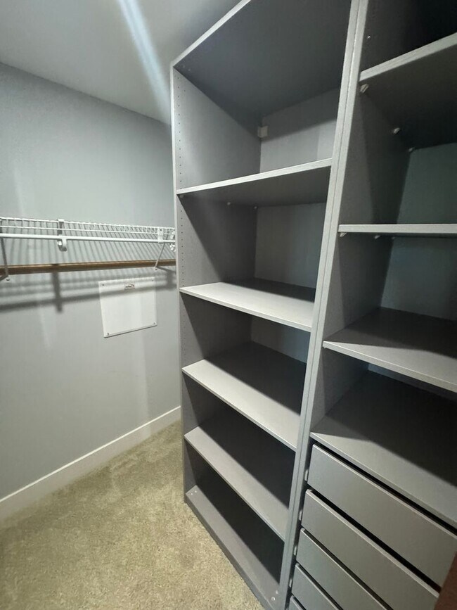 Building Photo - Luxurious 2/2 Modern Condo in Prestigious Channelside with Resort-Style Amenities