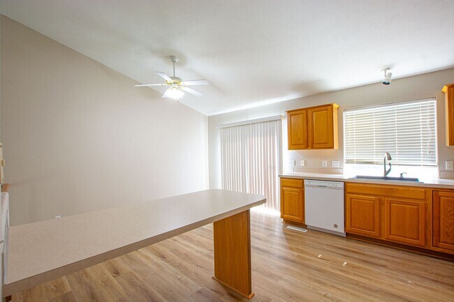 Building Photo - 3 Bedroom / 2 Bath Tri-Level Home Located ...