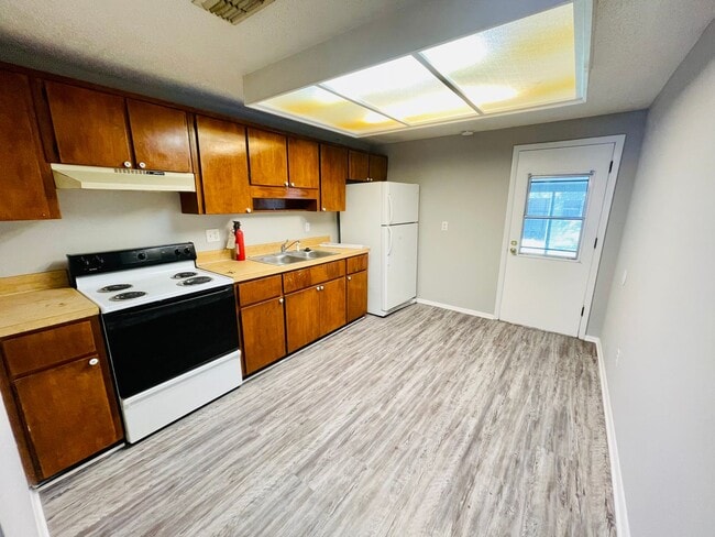 Building Photo - Cozy 2/1 Townhome in Orange Park!