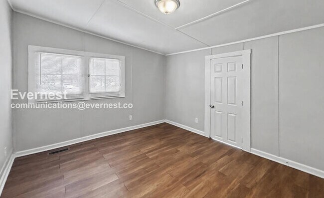 Building Photo - 3 Bed, 1 Bath Home with Off-Street Parking / Pet-Friendly / Available Now!