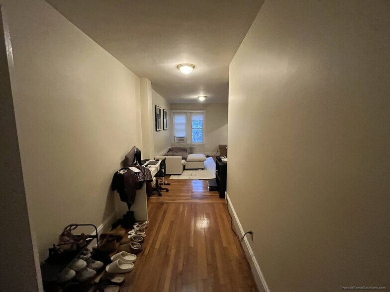 Building Photo - 1140 River St