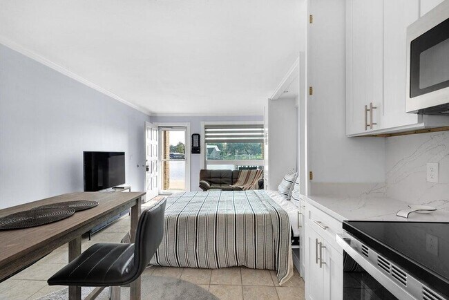 Building Photo - 210 Pelham Rd