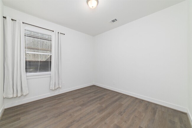 Building Photo - 919 Golden Willow Ln