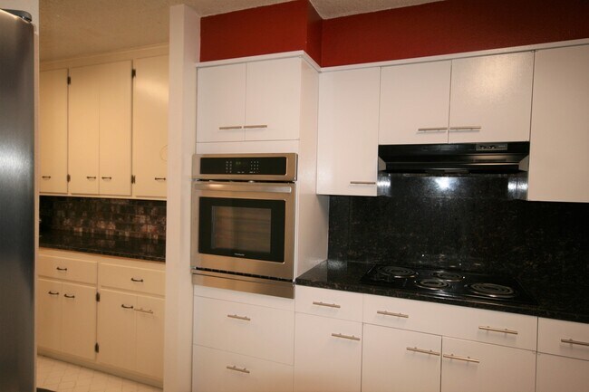 Building Photo - 2 Story Townhome on Golf Course / A Great ...