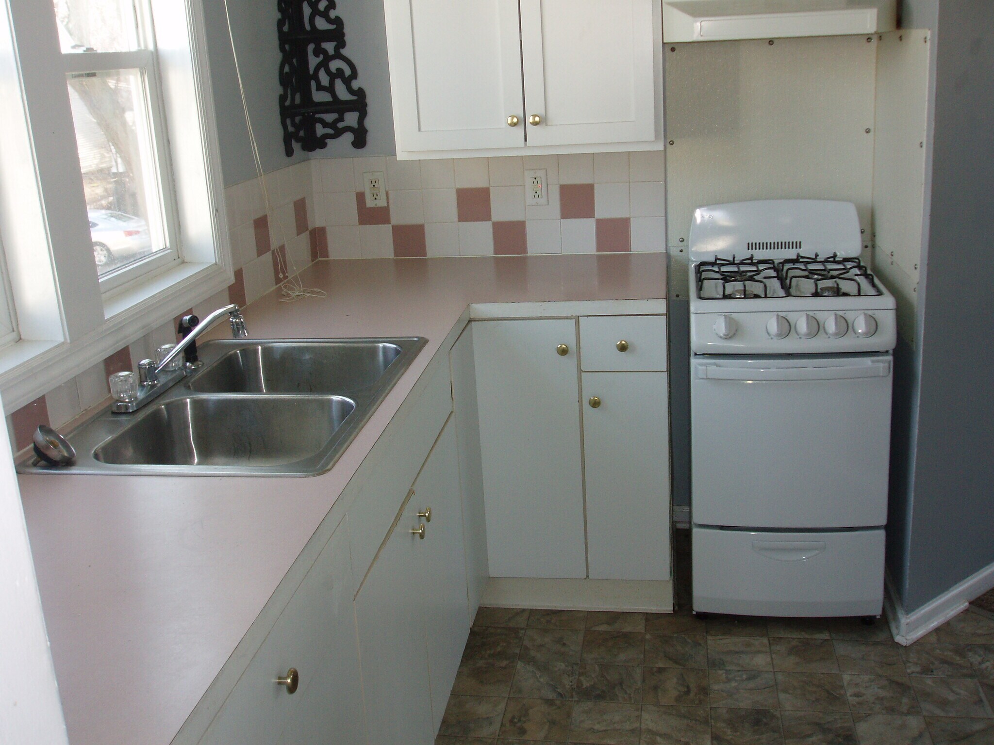 Kitchen - 759 Veto St NW