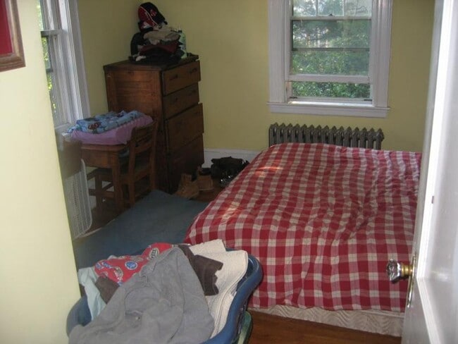 Building Photo - Pes Friendly, Large Unit, Laundry on a Site, Parking for Rent