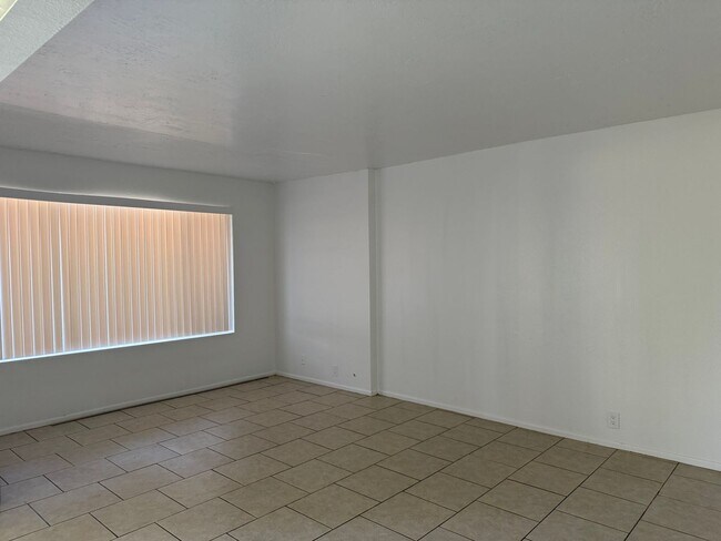 Building Photo - 5-Bedroom Home In Tempe