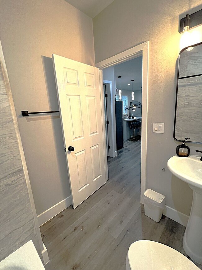 Building Photo - Like New and Close to IAH and Humble Area