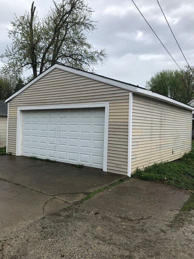 Building Photo - 3 BR 1 1/2 Bath 2 Story Available Now!