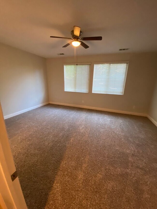 Building Photo - Gorgeous NW Home 4 Bed/3 Bath $2,850 Rent & 2,850 Deposit
