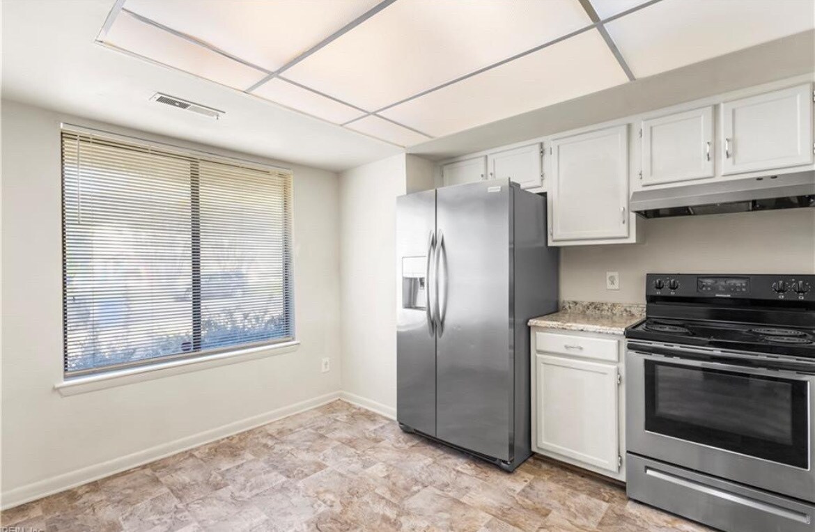 Building Photo - 900 Monarch Dr