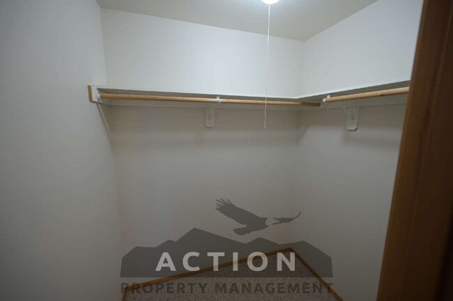 Building Photo - 2 bed 1 bath, top floor apartment in Port Angeles, close to Peninsula College and the Olympic Nat...