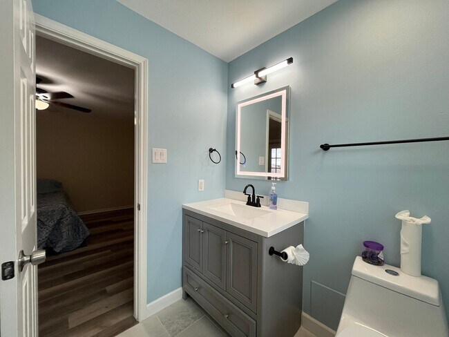 Building Photo - 20702 Settlers Lake Cir N