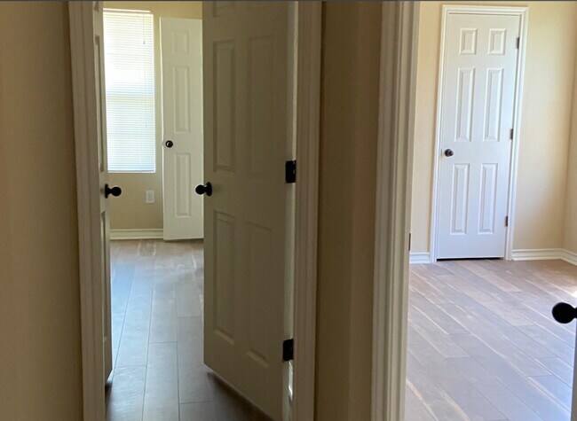 Building Photo - "Spacious 3-Bedroom Condo Oasis with 2.5 Baths in San Antonio – Your Perfect Retreat!"