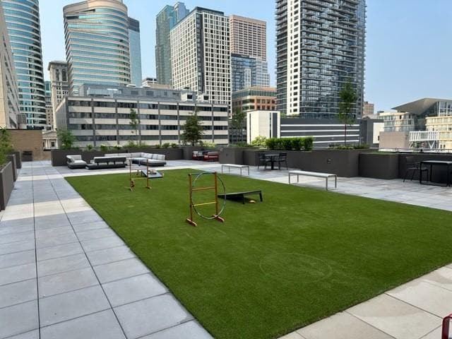 Outdoor common space - 121 Washington Ave S