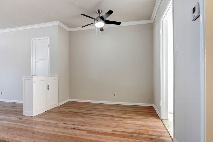 Building Photo - 3144-3152 S. Barrington Ave in Mar Vista - Has a Pool!