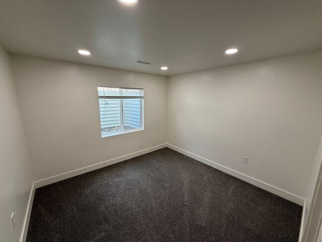 Building Photo - 8285 Lakeshore Dr