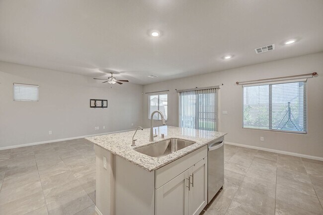 Building Photo - Spacious 4 Bedroom Home!