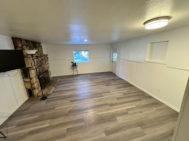 Building Photo - Cozy  3Bd duplex with utilities included! Available now! Call me today