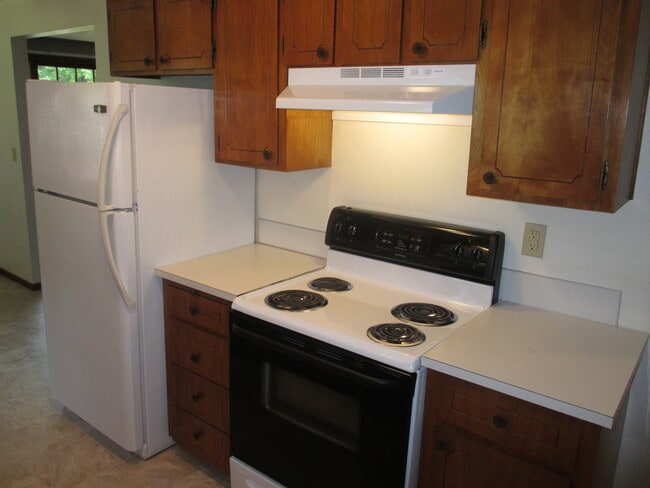 Building Photo - Nice Two Bedroom with Fireplace