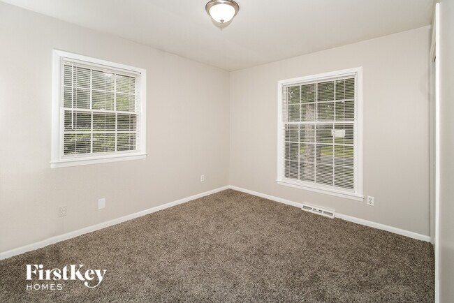 Building Photo - 2909 Stratford Dr