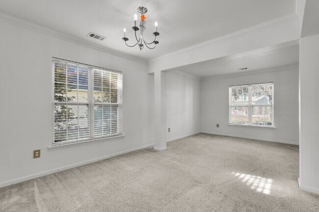 Building Photo - 3 Bedroom 2.5 bath home with 2 car garage located in Shadow Moss