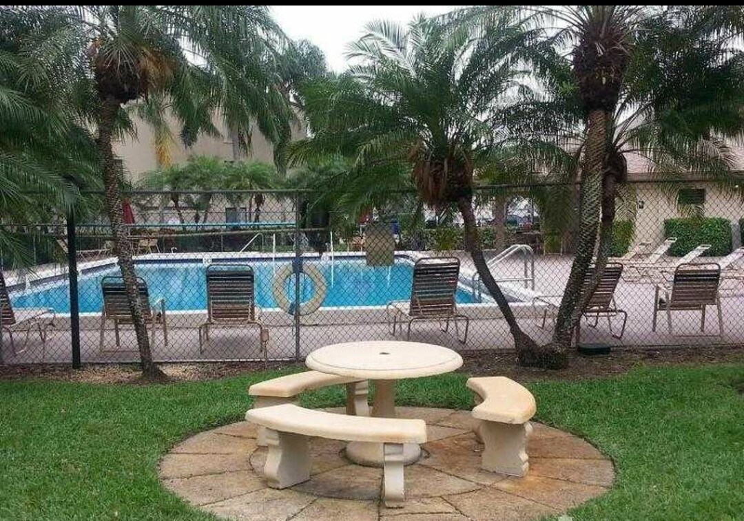 Building Photo - 208 Foxtail Dr