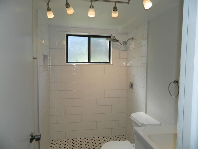 Building Photo - Beautifully Upgraded 2BR/2BA Condo – Lake ...