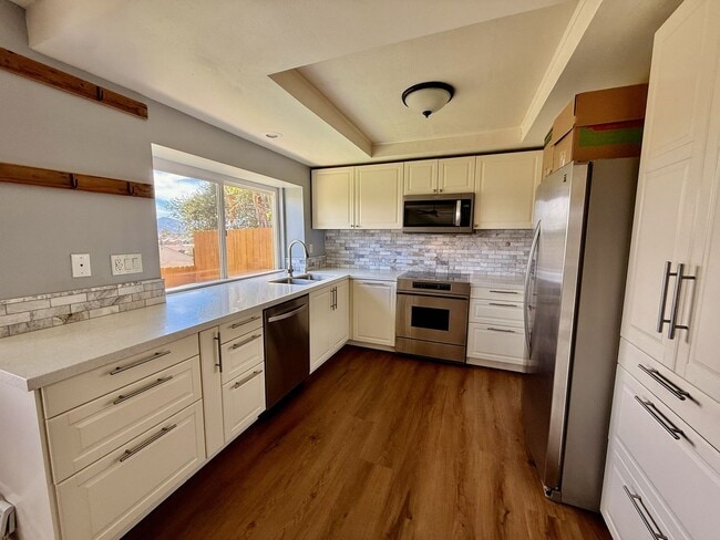 Building Photo - Large 3 bedroom home in quiet neighborhood cul-de-sac with amazing views