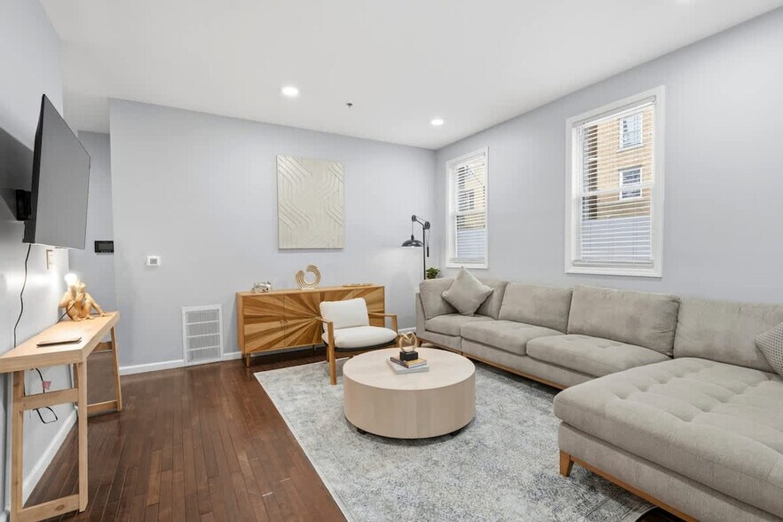 Building Photo - 41 Vroom St