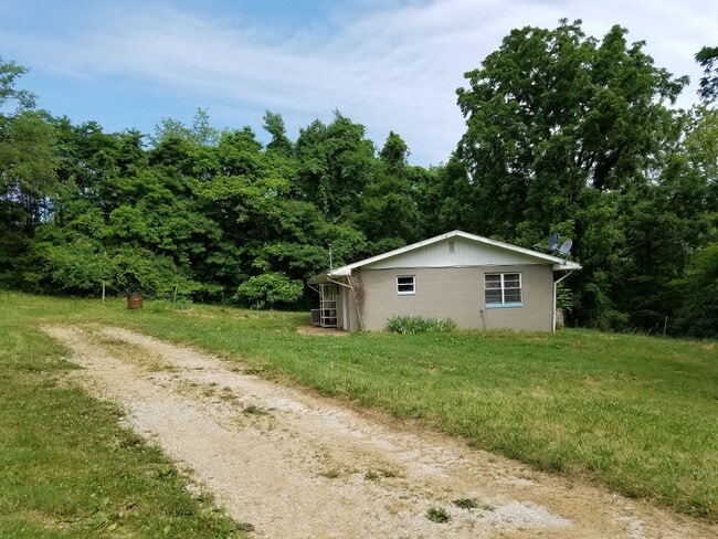 Building Photo - ***2 bedroom, 1 bath house Available July 2026!***
