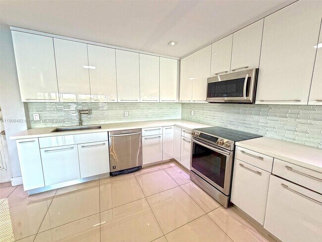 Building Photo - 879 NE 195th St