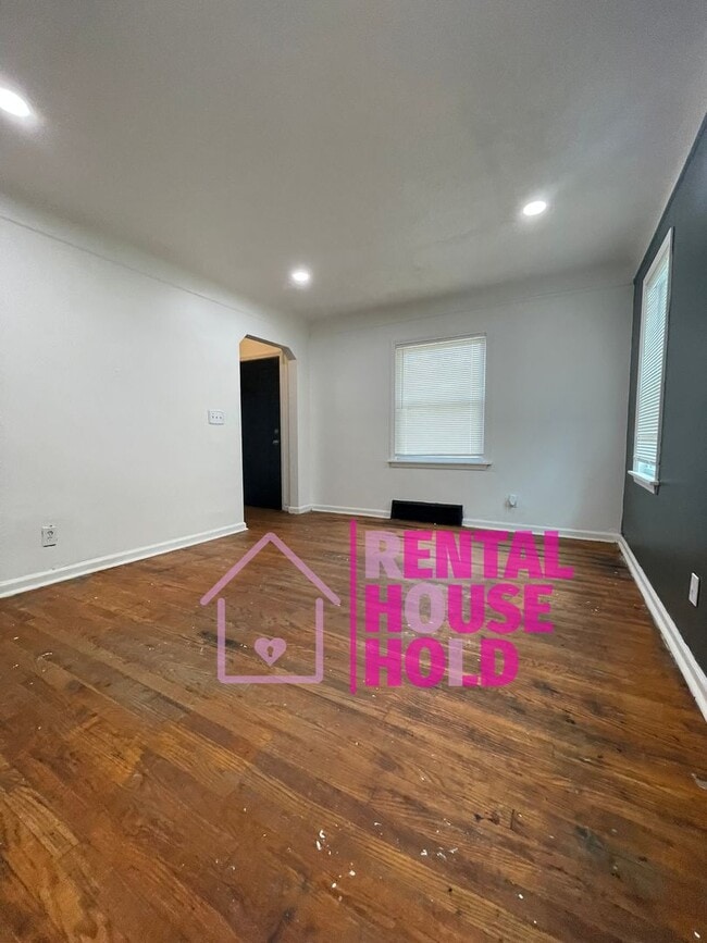 Building Photo - ~ 3 BEDROOM 1 BATH BUNGALOW FREE PRE-SCREEN