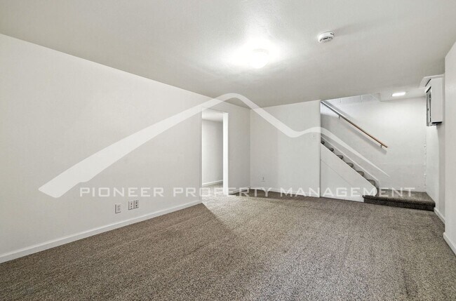 Building Photo - Charming Duplex with Washer/Dryer and Fenc...